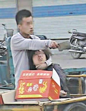 男子酒后劫持残疾女报复继父 民警递烟夺刀(图)