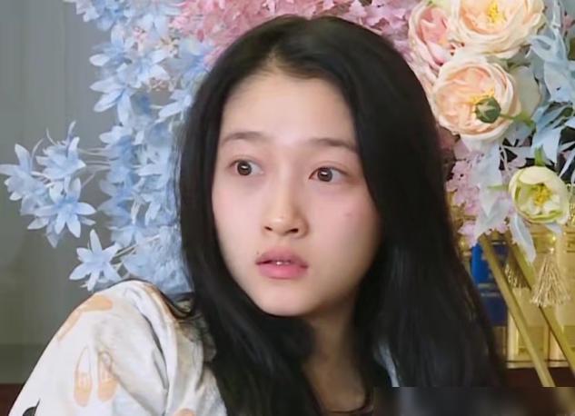 在最新一期的节目中,全体成员素颜出镜,关晓彤作为当红的女明星,也是