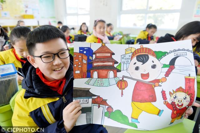 江苏扬州:小学生"年画课堂"迎新年