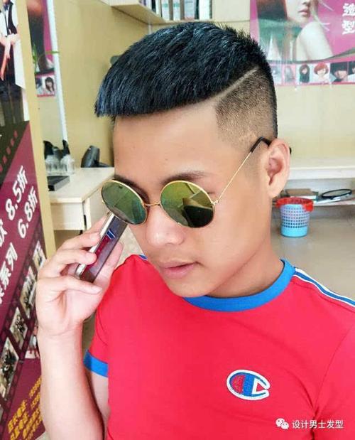 发型里最火的一款,四周剃短,头顶修剪的整齐,犹如一颗瓜子一样的形状