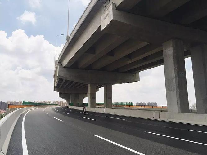 嘉闵高架地面辅道中,陇南路至火车站路段因南翔编组站地面桥需要铁路