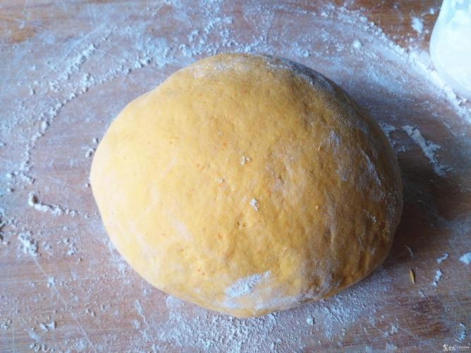 2,揉成南瓜面团.