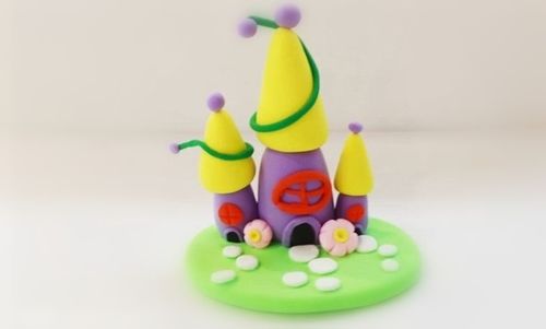 《彩色城堡》 写美篇 一,主题:《彩色城堡》 二,准备的材料:各色彩泥