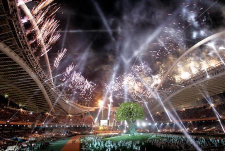 图文:残奥会在雅典开幕 开幕式烟花表演