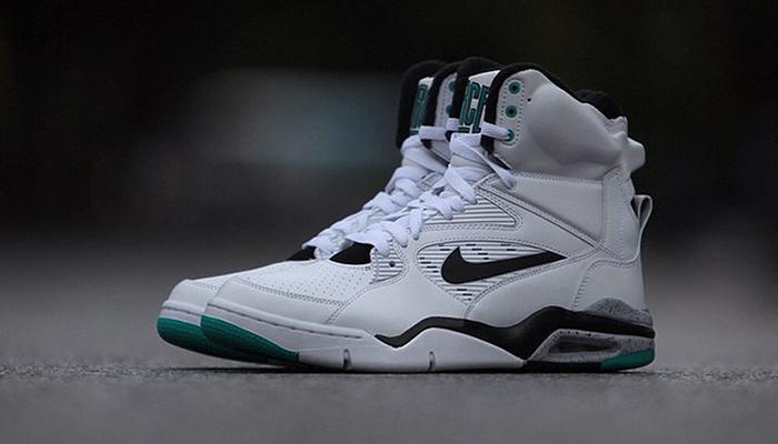 上周末,这款经典的高帮球鞋 nike air command force 正式复刻回归