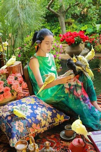 60岁杨丽萍花海游玩,白衣飘飘仙气十足,不食人间烟火