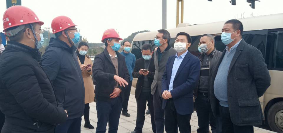 政法委书记张学军和副区长赵少雄"摸到了"嘉南路(原南充内燃机厂)上的