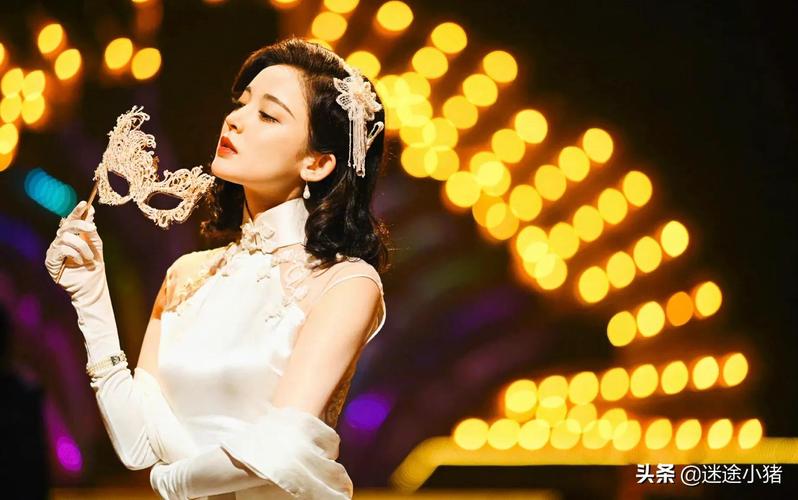 古力娜扎一袭精致的旗袍手拿面具魅惑十足优雅而又性感