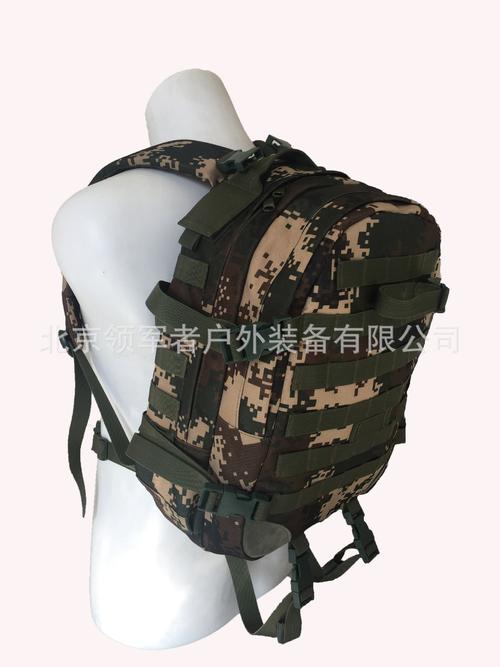 布料为防水迷彩牛津布,背包外部采用molle系统,可以06单兵战斗携行具