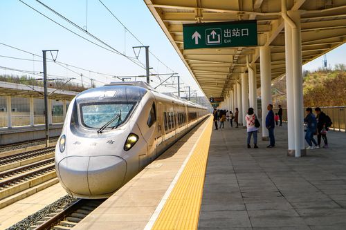 驶进本溪新城站的cj1型动车组