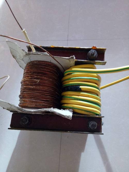 这个是c型升压器,要改成电焊机.我将次级线圈换掉,重绕10平方铜线.