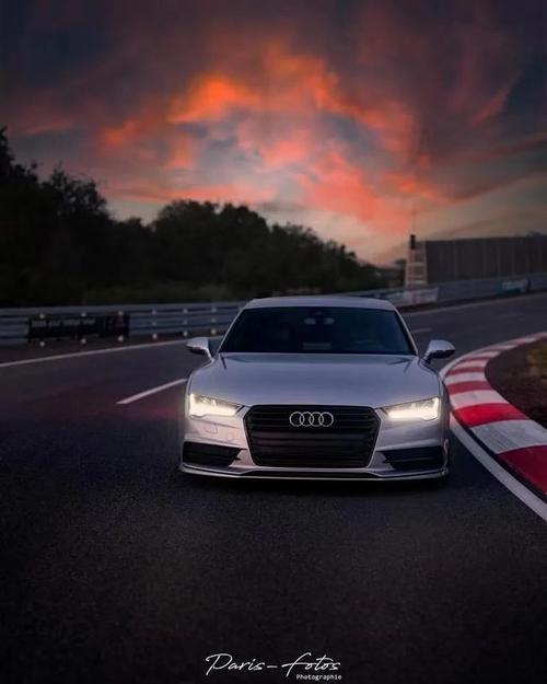 停车房溜背低趴奥迪a7在颜值这块拿捏的死死的