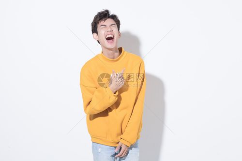 开怀大笑的青年男性