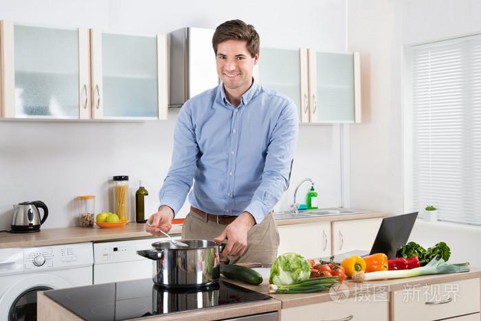 男人在厨房里烹饪食品