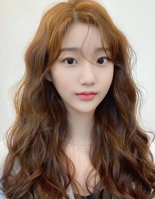 黑长直过时了2021最流行这5款温柔卷发巨显脸小又吸睛