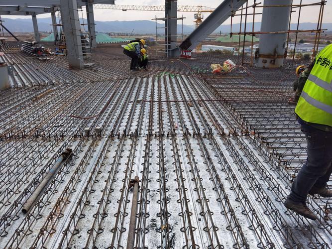 二,钢结构楼承板安装.