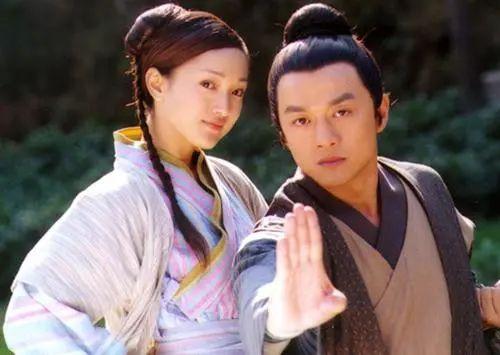 2002年周迅与李亚鹏在电视剧《射雕英雄传》期间擦出火花,两人经常出