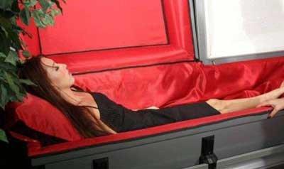 你看过给尸体穿衣服吗?这是一位女子为美丽女尸换衣全过程,好恐怖.