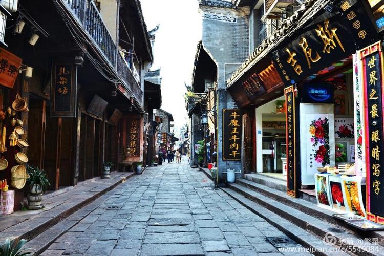 古城街巷地面全部由青石板铺就,纵横三公里多,又称石板老街.