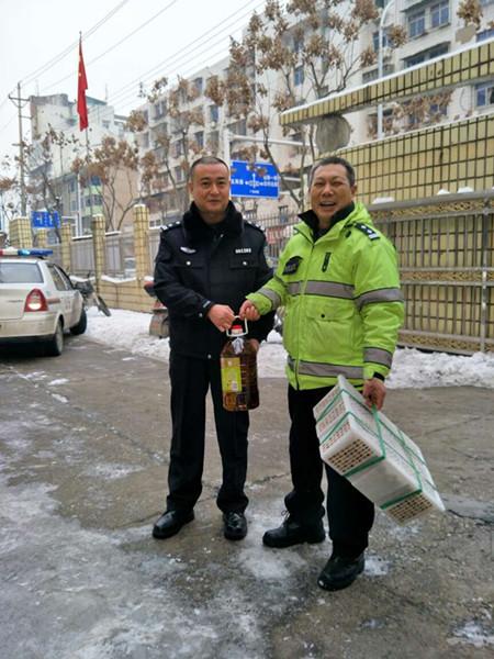 当阳市公安局走访慰问"当阳楷模"