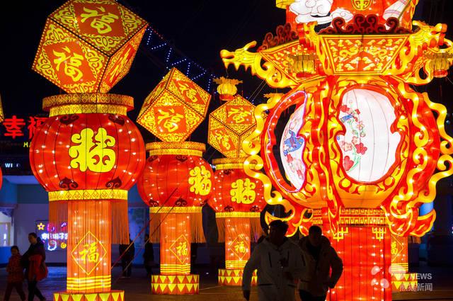 2019年1月18日,游客在江苏南通迎春灯会上欣赏彩灯.