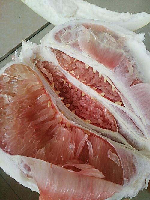 柚子昨天放冰箱,今天切开里面是红色的,是坏了么?还能