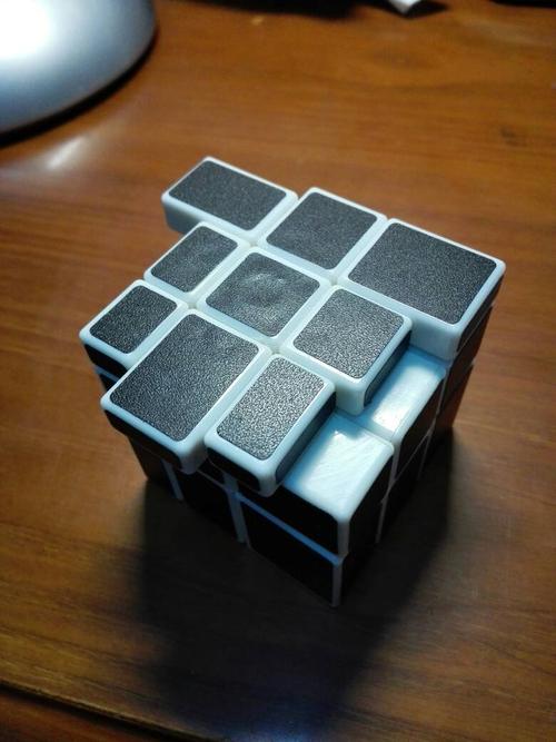 镜面魔方,下面两层拼全了,然后上面的怎么办?