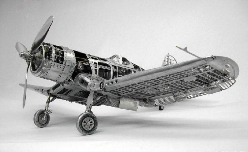 他制作的1:16比例的沃特f4u"海盗"舰载战斗机半剖模型.