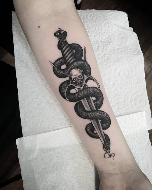 空先生小臂蛇盘剑纹身图案