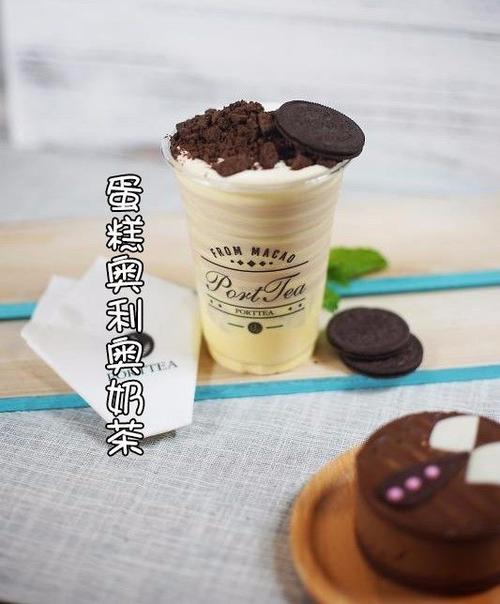 蛋糕然后依次倒入奶茶,加入松脆的奥利奥最后是少不了的芝士就这一杯