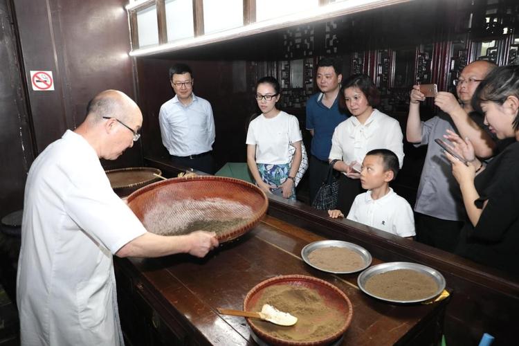 胡庆余堂老师傅进行传统手工范丸演示,同学们大开眼界,了解了中药制作
