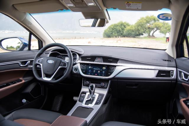 内饰延用家族设计,搭载gkui互联系统采用跨界设计风格的吉利帝豪gs在