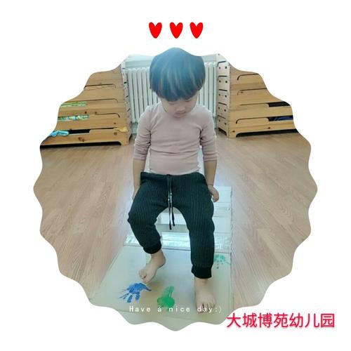 看我们的神奇的小手小脚施个魔法变!变!变!