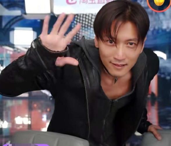 有种"冻龄cp"叫谢霆锋王菲,回归19岁三七分发型,却