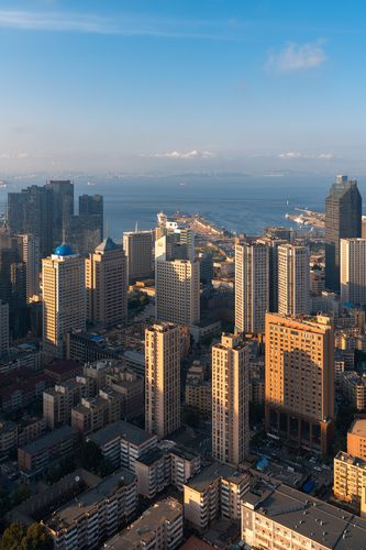 夏日城市大连的市区和港口