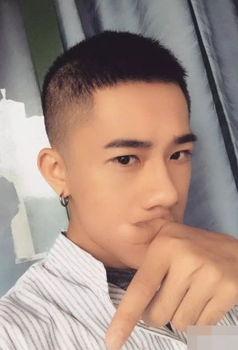 清纯帅气的 男生短发,直接剃出平头发型,硬直头发部分更加迷人,两边