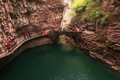 河南太行大峡谷红山碧水,景物奇秀
