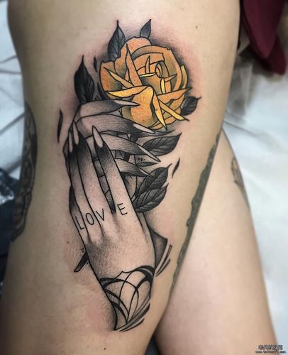 黑灰写实玫瑰花纹身图案