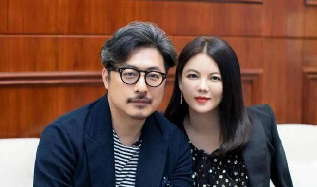 王岳伦新女友曝光女方打扮精致身材苗条两人在机场有说有笑