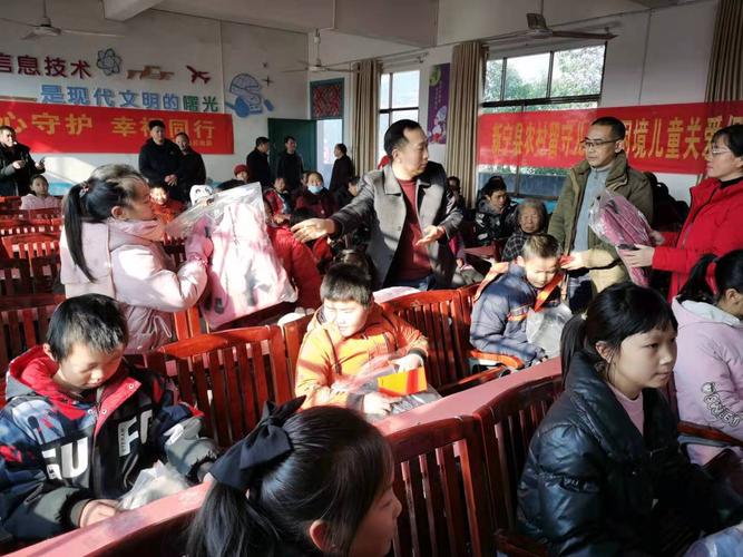 幸福同行"关爱留守儿童活动 写美篇 现场,伍卫平镇长作了重要讲话,他