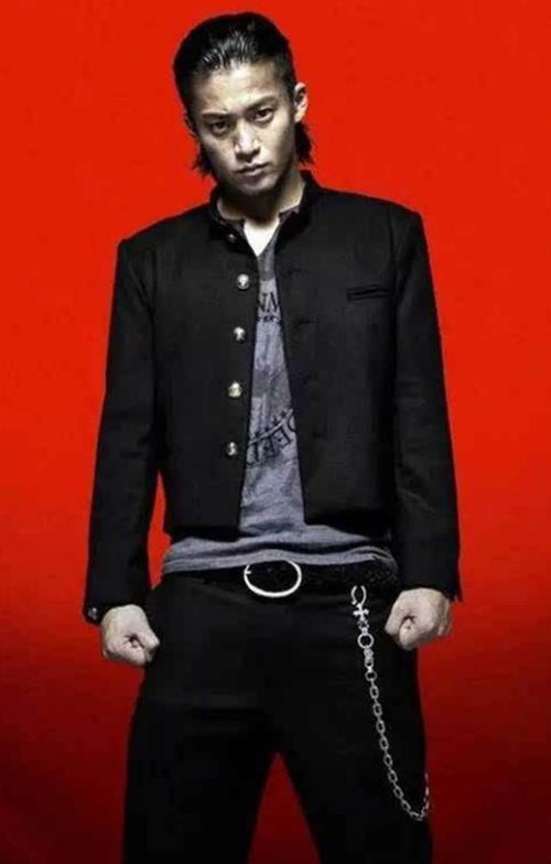 坊屋春道和泷谷源治不在一个时代吗热血高校源治是谁演的