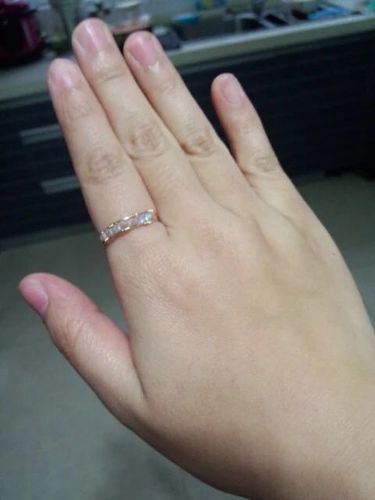 展开全部 中指代表订婚,尾戒代表单身,你想表示什么呢?