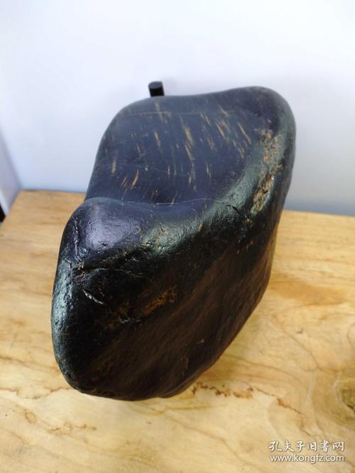 顶级极品黑色木化石,水冲黑色木化石,质地细腻,纯黑色