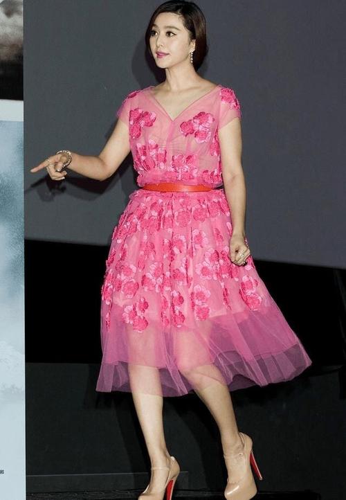 范冰冰气质不一般,素人嫌弃的芭比粉裙也能穿出优雅感