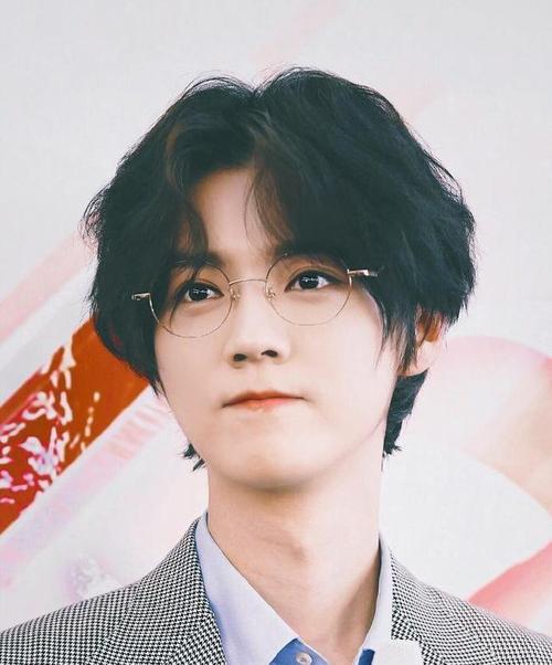 鹿晗眼镜杀上热搜盘点这些年网友选出来戴眼镜最帅的男星