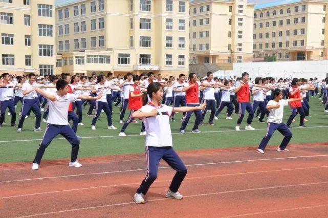 旅顺口区第三高级中学全体师生将以荣获"大连市体育特色高中"称号为