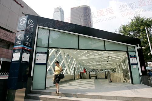 组图记者独家探营地铁十号线国贸站气派站口