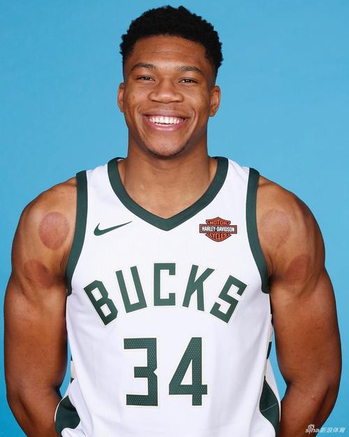 平头到烫头!雄鹿队大腕字母哥从稚嫩走向成熟