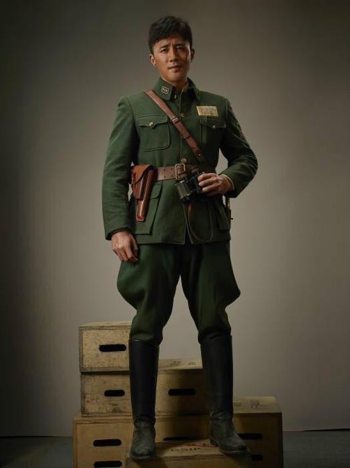 中新网8月24日电 近日,演员杜淳在电影《八佰》中的定妆照曝光,与