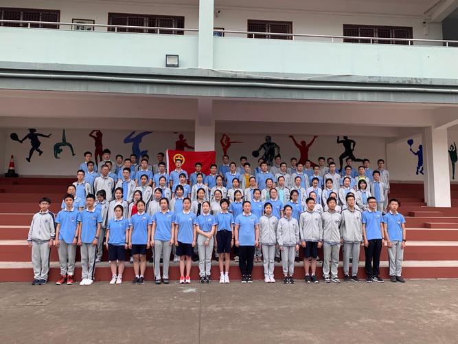 定海二中举行八年级离队,入团仪式